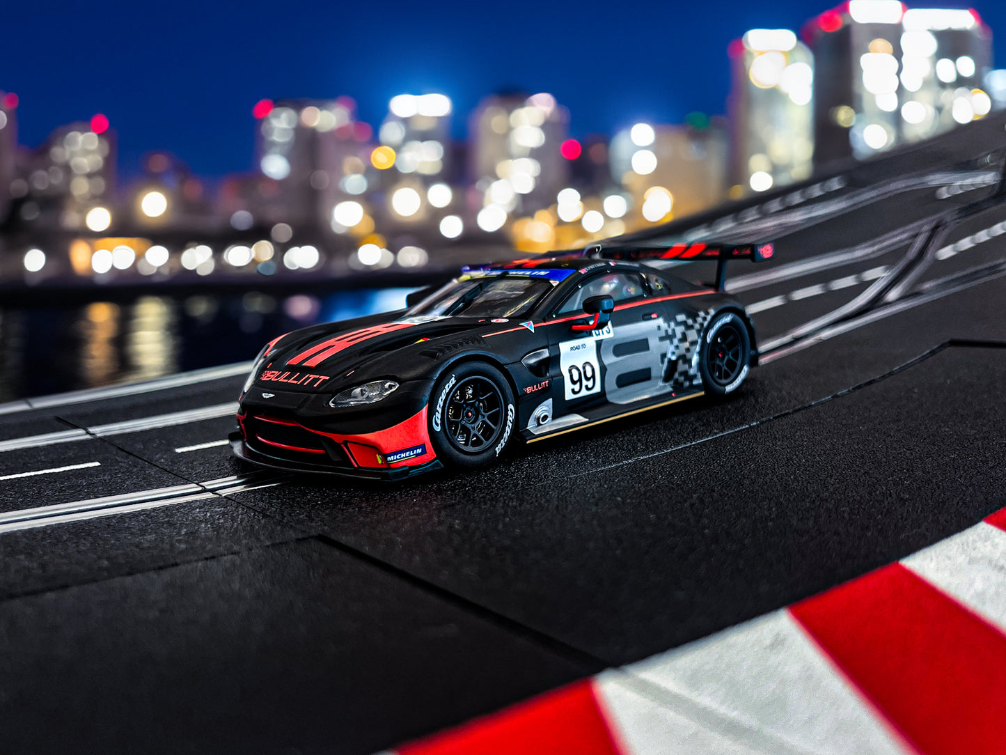 CARRERA EVOLUTION Aston-Martin Vantage GT3 Bullitt Racing No.99 (27784)