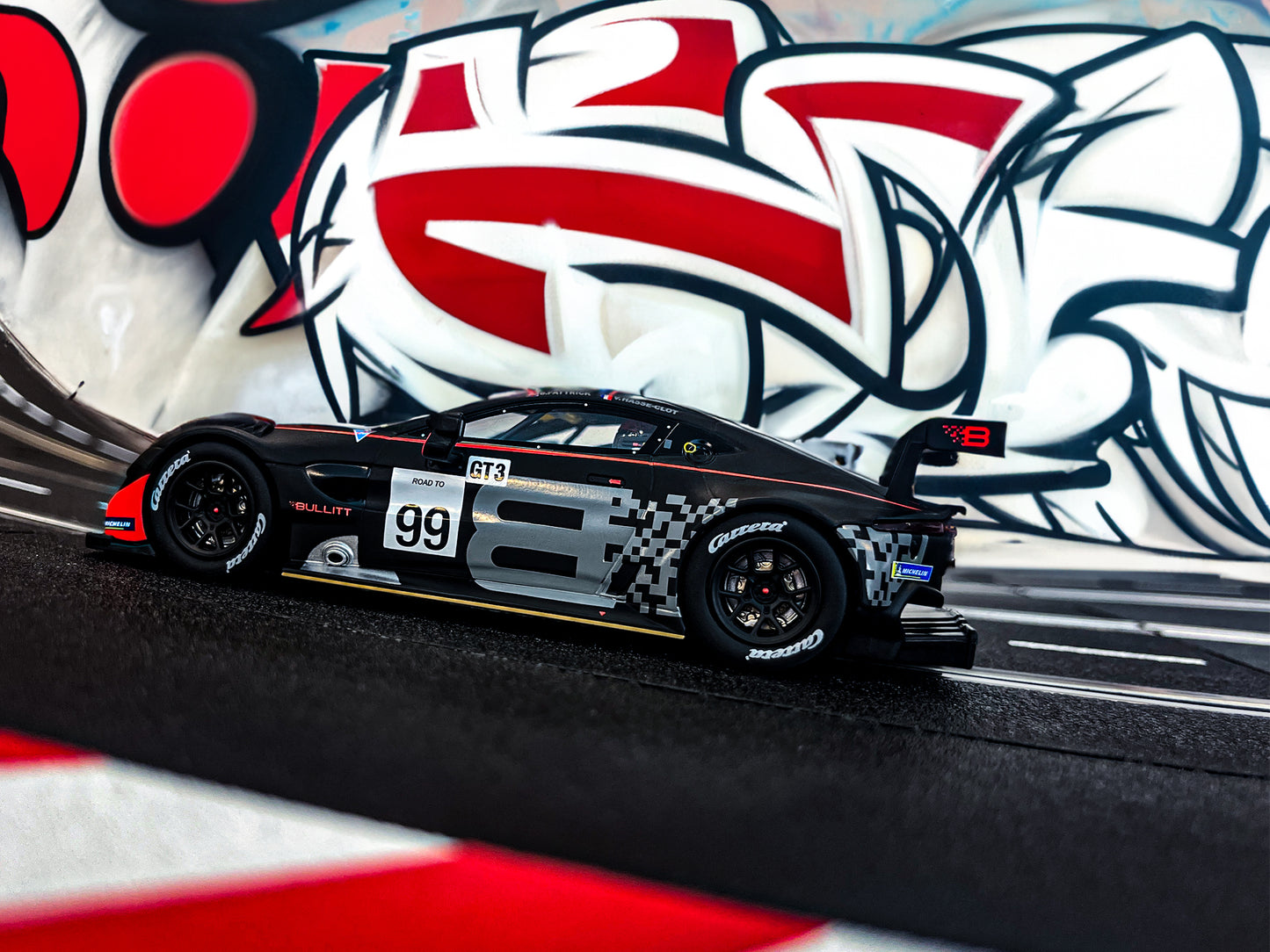 CARRERA EVOLUTION Aston-Martin Vantage GT3 Bullitt Racing No.99 (27784)